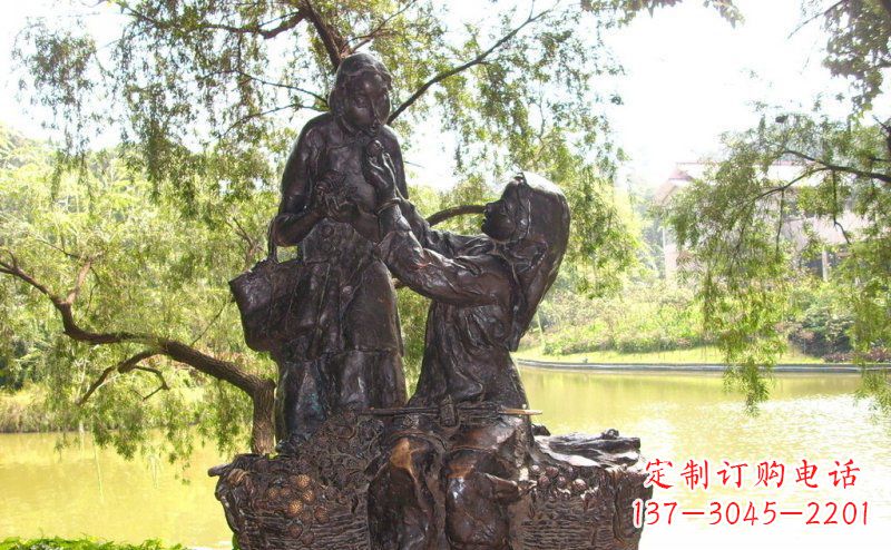泉州公园喂母亲吃荔枝的女孩小品铜雕