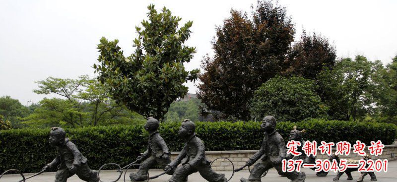 泉州公园小孩推铁圈小品铜雕
