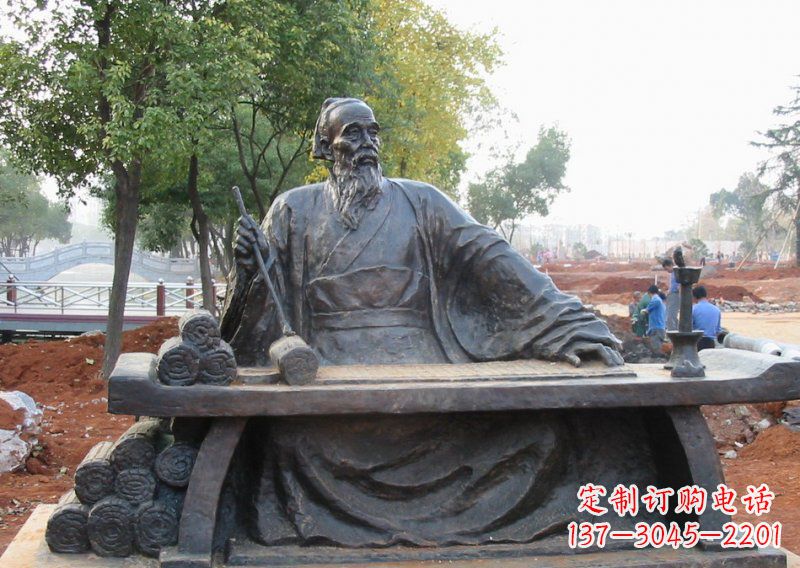 泉州用传统工艺精心雕刻的张仲景铜雕