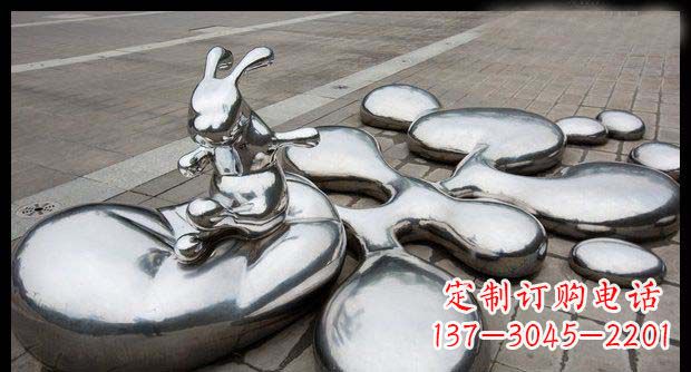 泉州广场不锈钢抽象水珠上的兔子雕塑