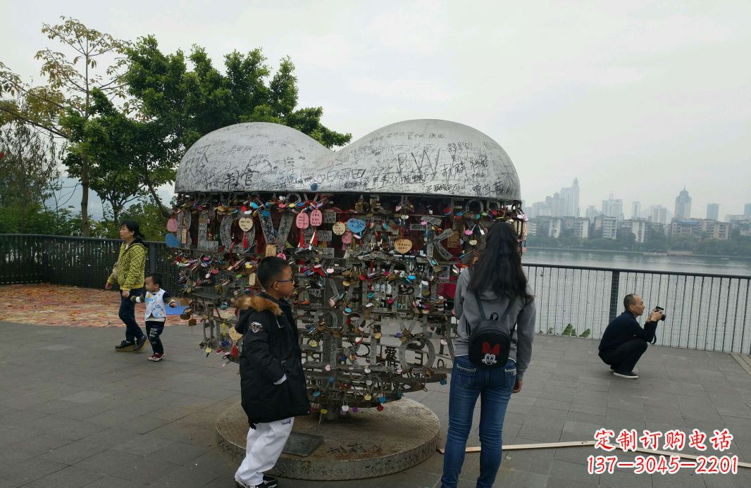 泉州不锈钢英文字母镂空景观雕塑