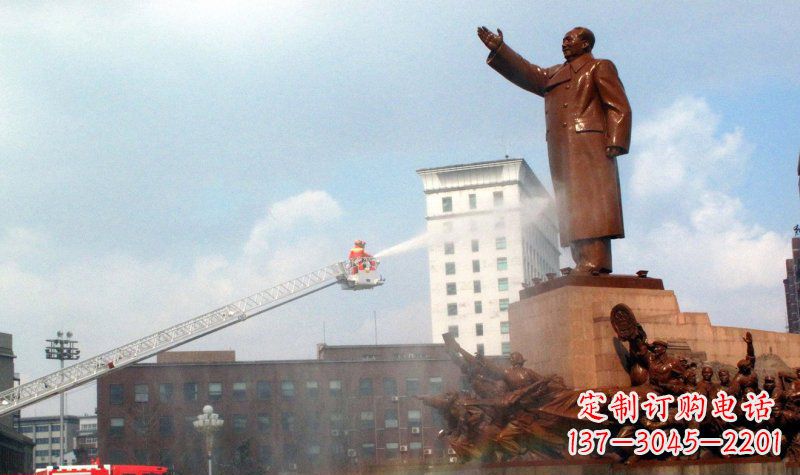 泉州广场挥手的毛主席景观铜雕