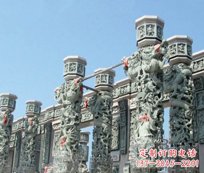 泉州青石龙柱雕塑,装点热闹的广场景观
