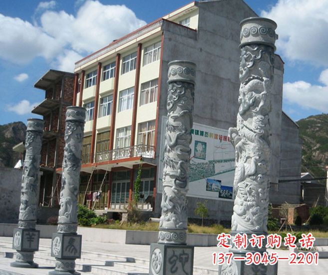 泉州以龙柱为原型的十二生肖石雕