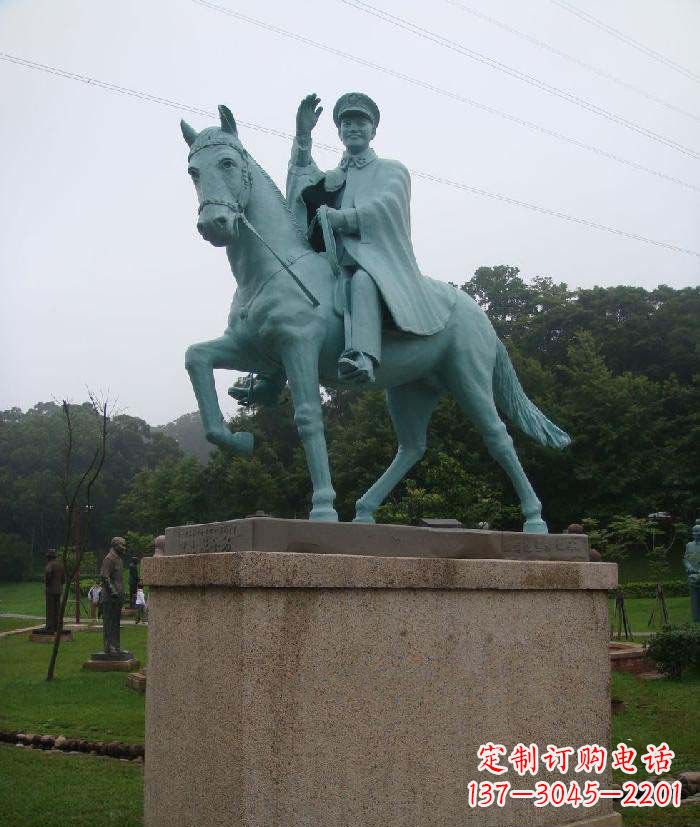 泉州广场骑马的解放军景观铜雕