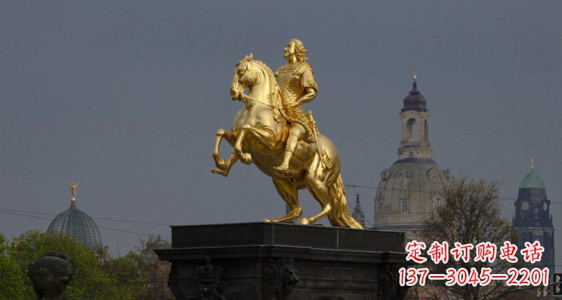 泉州广场骑马的西方人物景观铜雕