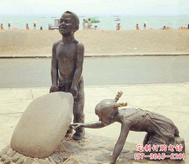 泉州海边抬石头的小孩景观铜雕