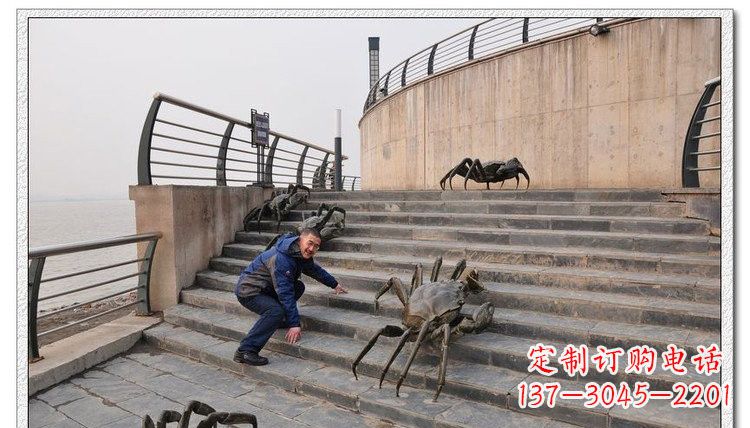 泉州海边铜雕螃蟹