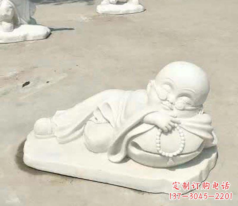 泉州汉白玉摆姿势的小和尚雕塑