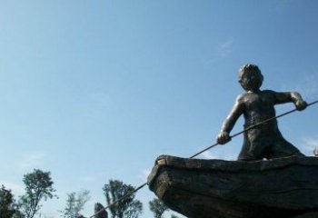 泉州男孩撑船铜雕，营造童趣氛围