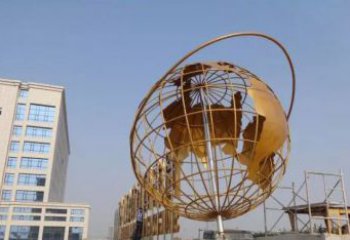 泉州地球仪雕塑是一种雕刻艺术，它将地球仪的地…