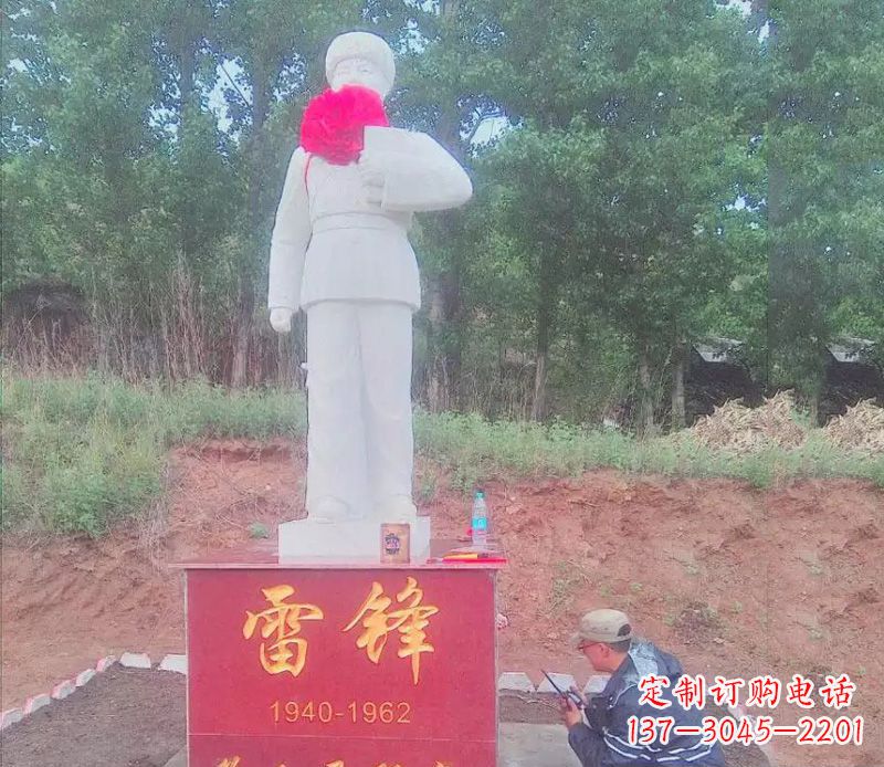 泉州珍贵的白玉雷锋雕塑