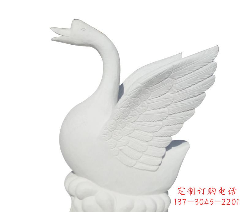泉州汉白玉雕刻的精美天鹅雕塑