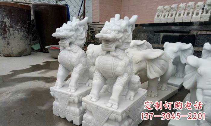 泉州汉白玉麒麟雕塑:门口镇宅石雕之美