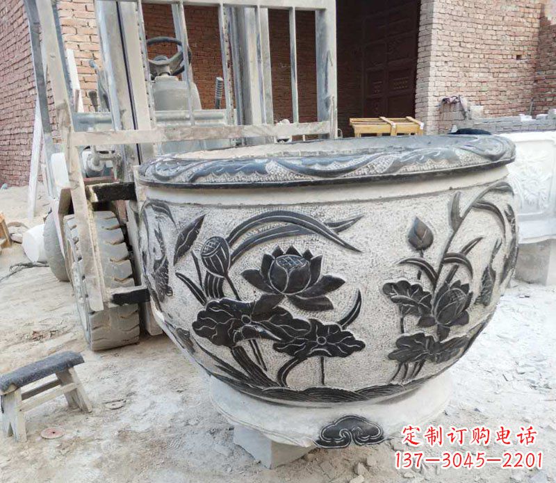 泉州中领雕塑青石荷花水缸雕塑以其独特的设计、…