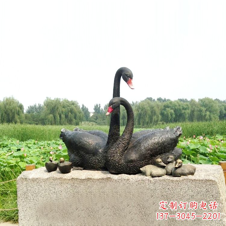 泉州雕刻精致的天鹅铜雕摆件