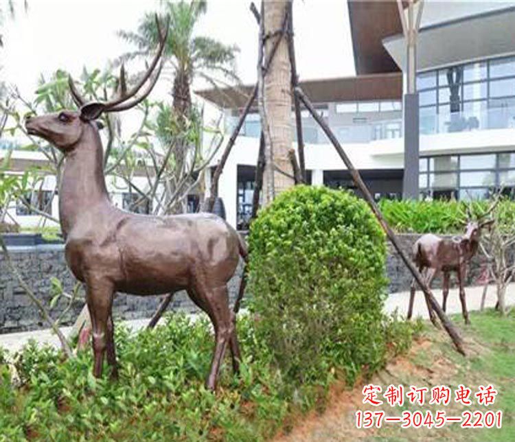 泉州艺术大师铸造的精美梅花鹿雕塑