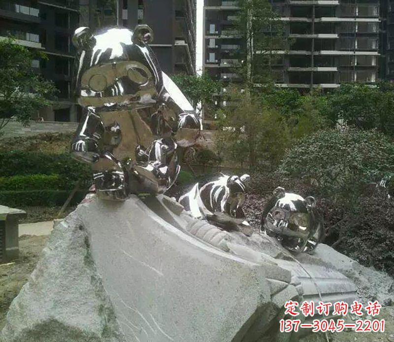 泉州家喻户晓的可爱熊猫雕塑