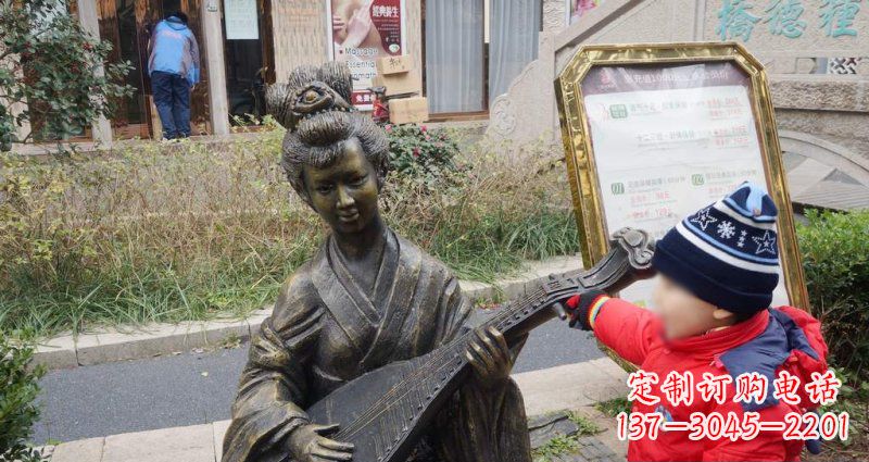 泉州街边弹琵琶的古代美女人物景观铜雕