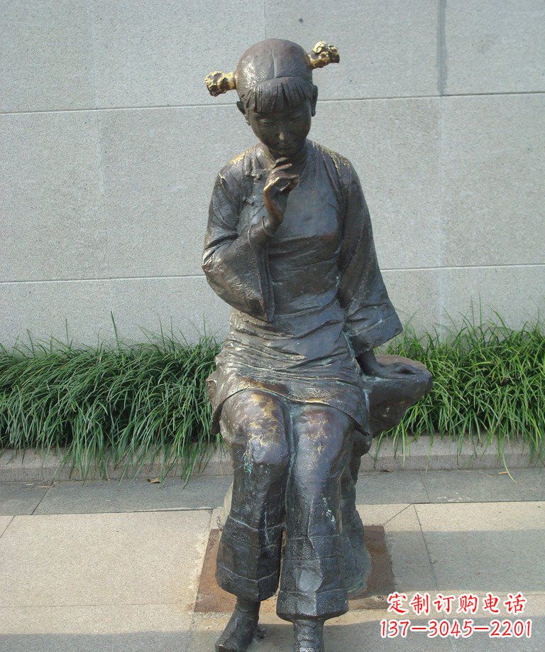 泉州描绘心灵世界的街边低头思考的女孩景观铜雕