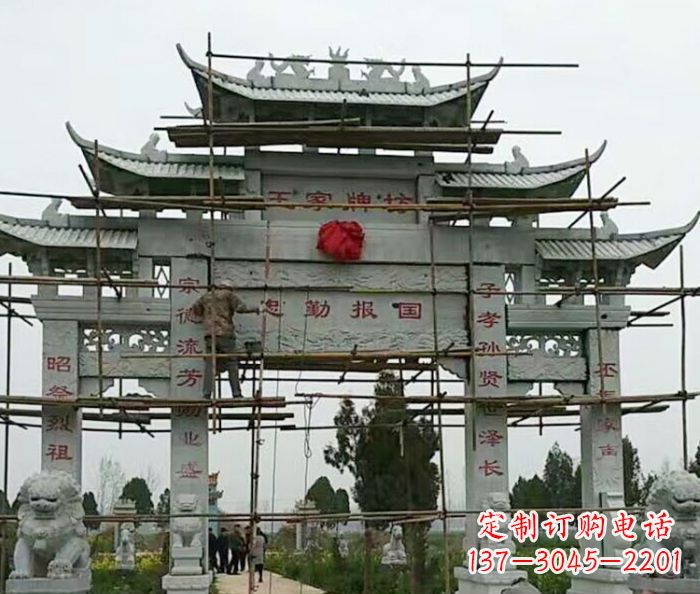 泉州传承古艺三门牌坊石雕