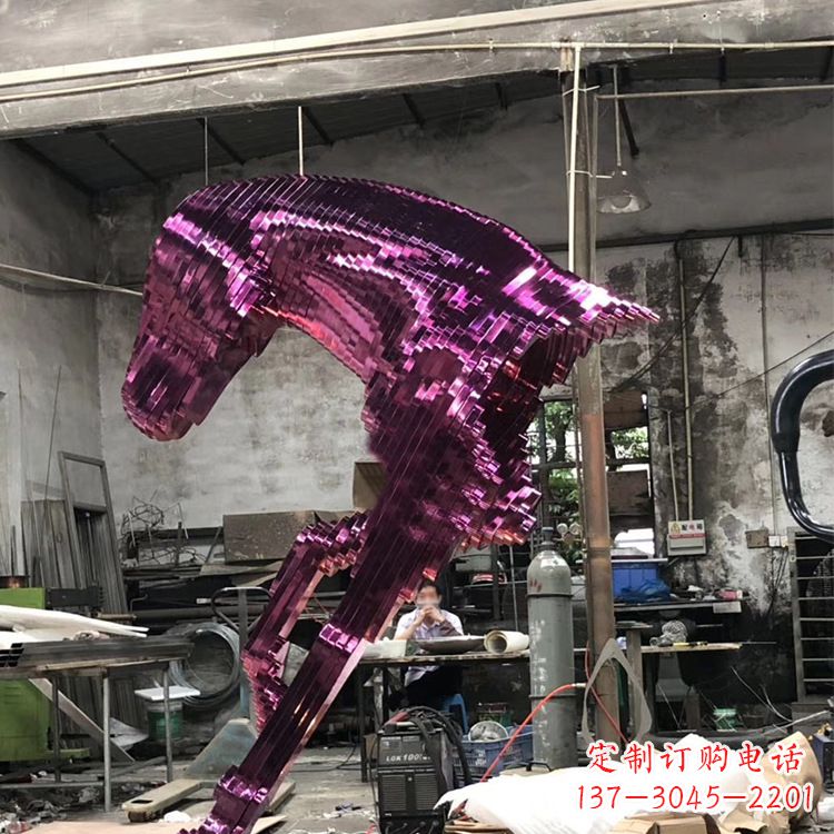 泉州精心打造的不锈钢马头雕塑
