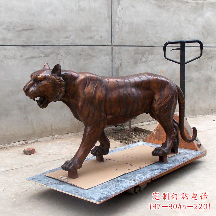 泉州活力四射的老虎铜雕塑