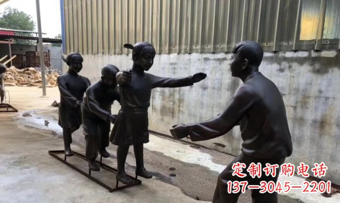 泉州老鹰捉小鸡人物铜雕 (2)