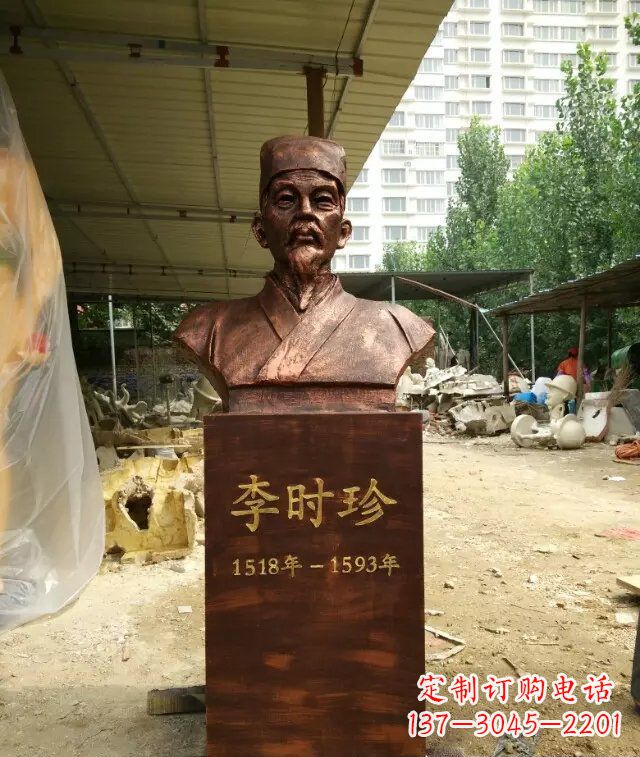 泉州寓意深长精致细节——李时珍校园名人铜雕
