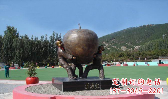 泉州苹果融入两岁小孩的生活——公园铜雕