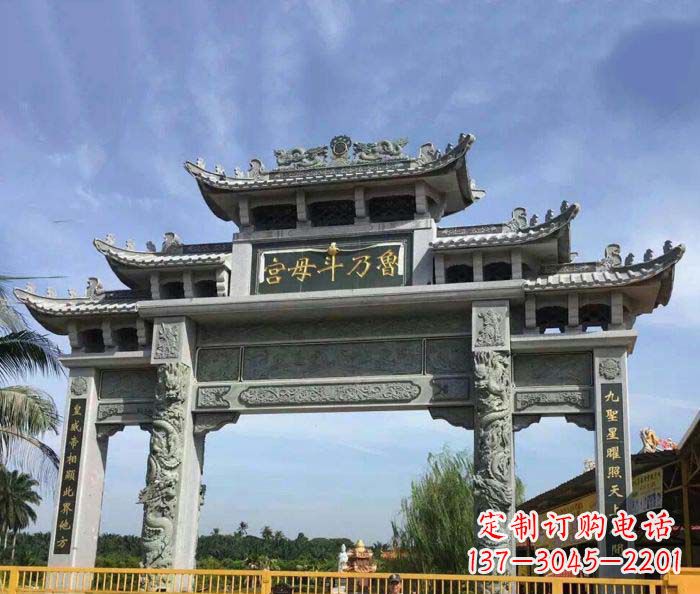 泉州独具特色的石雕牌坊雕塑