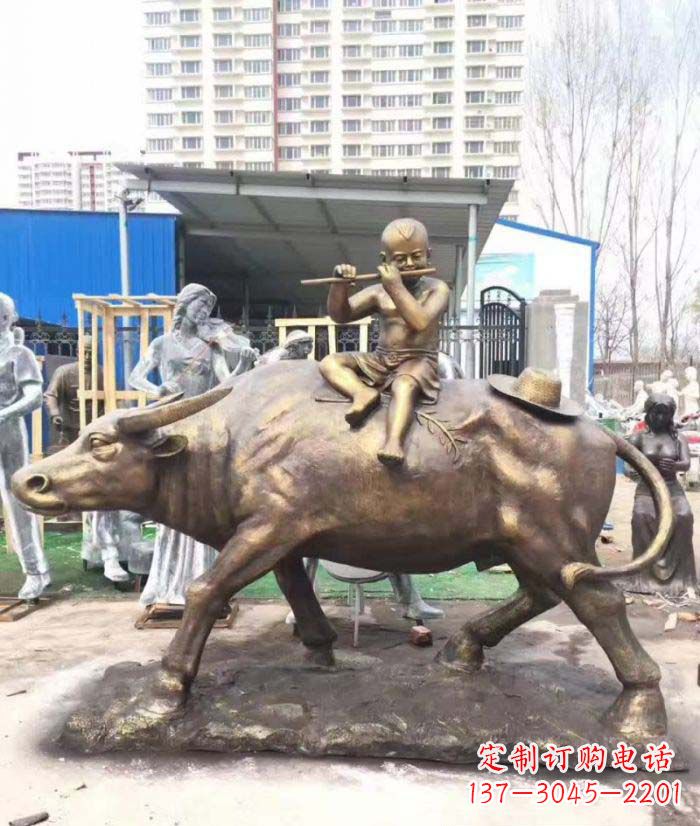 泉州专为儿童量身定制的牧童骑在牛背吹笛铜雕