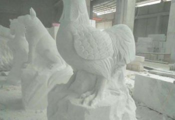 泉州华丽而神奇的汉白玉中领生肖鸡雕塑
