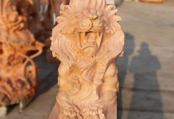 泉州象征力量的汇丰狮子红石雕