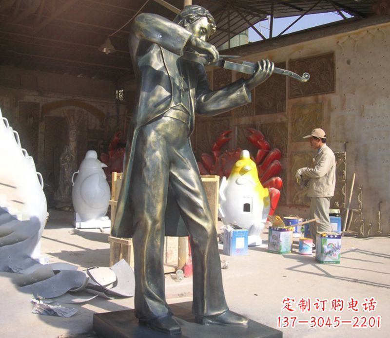 泉州男人演奏小提琴铜雕