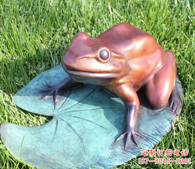泉州复古古典之美,荷叶青蛙雕塑