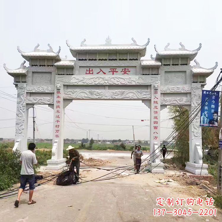 泉州质朴粗犷的三间四柱农村石牌坊雕塑
