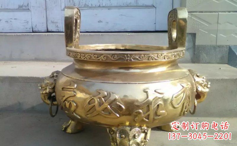 泉州壮丽威猛的三足香炉铜雕