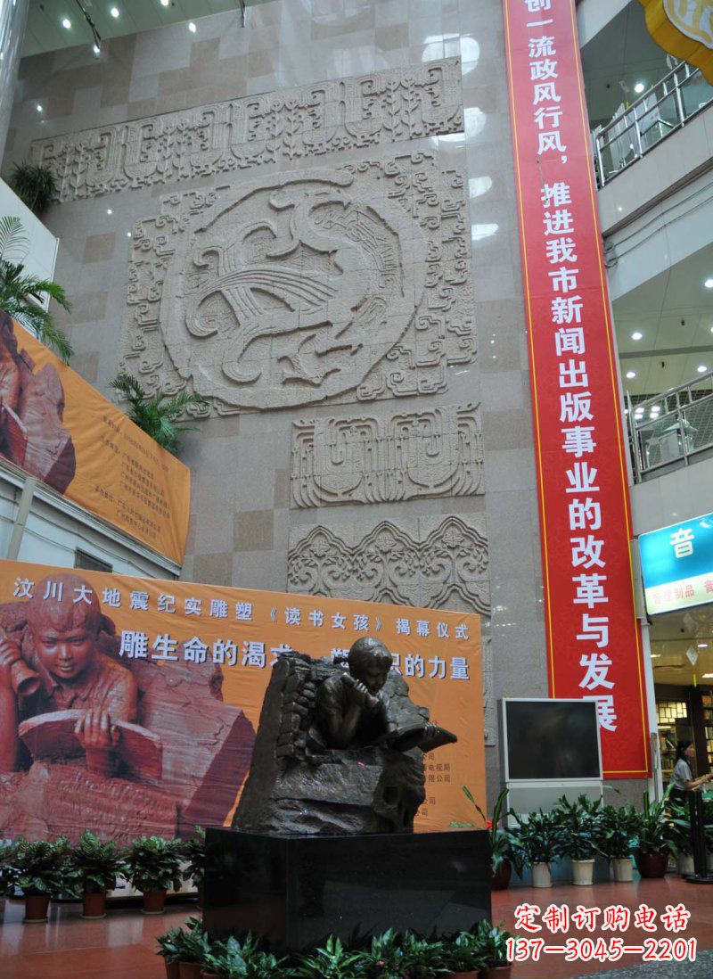 泉州令人惊叹的小女孩景观铜雕