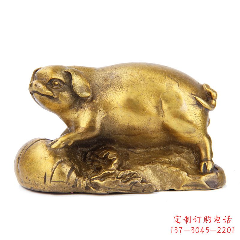 泉州铸铜鎏金猪雕塑时尚炫彩,精致温馨