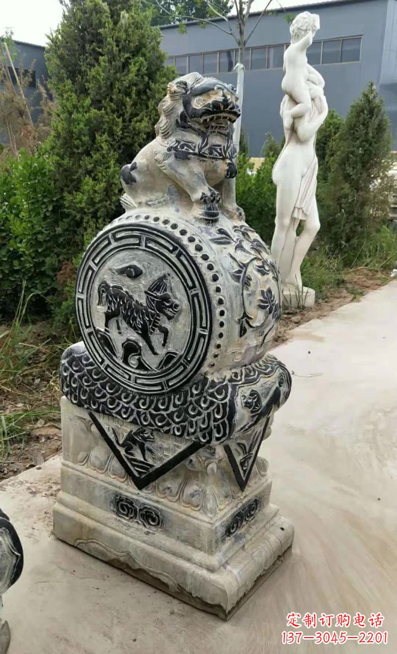 泉州狮子抱鼓石雕塑,象征力量与美感