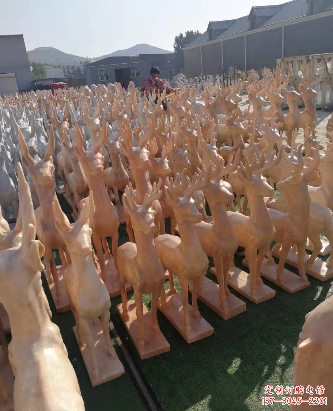 泉州红梅花鹿雕塑,美丽而优雅