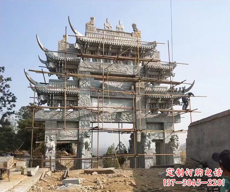 泉州石牌坊外东侧的龙凤雕塑