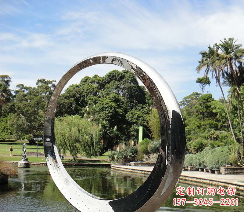 泉州水景不锈钢镜面圆环雕塑