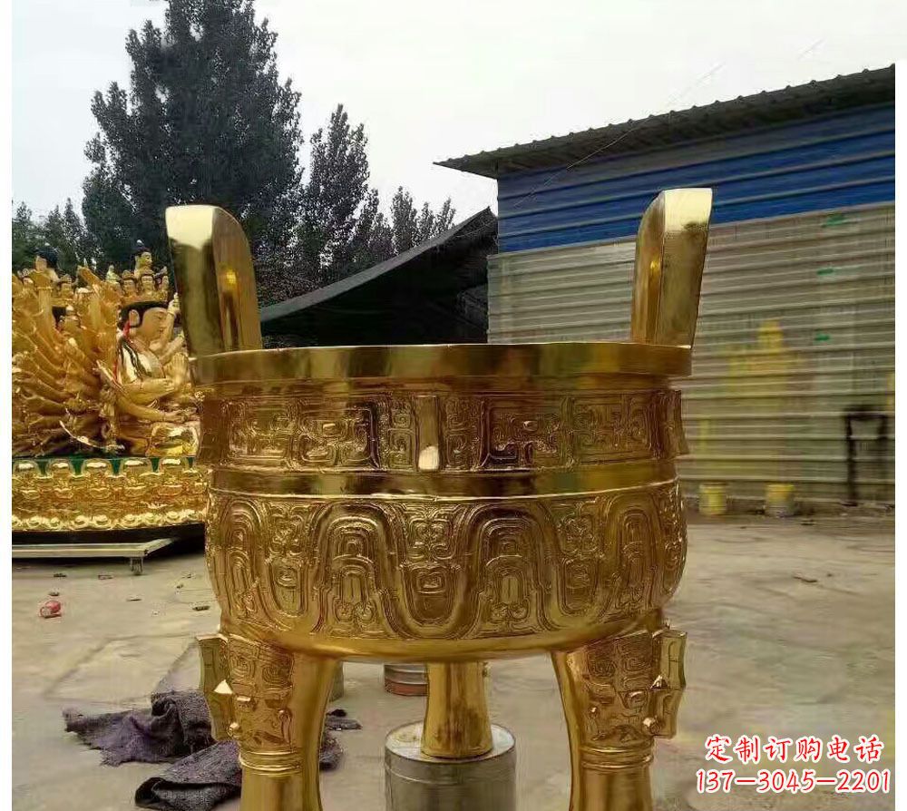 泉州寺庙三足圆形香炉铜雕