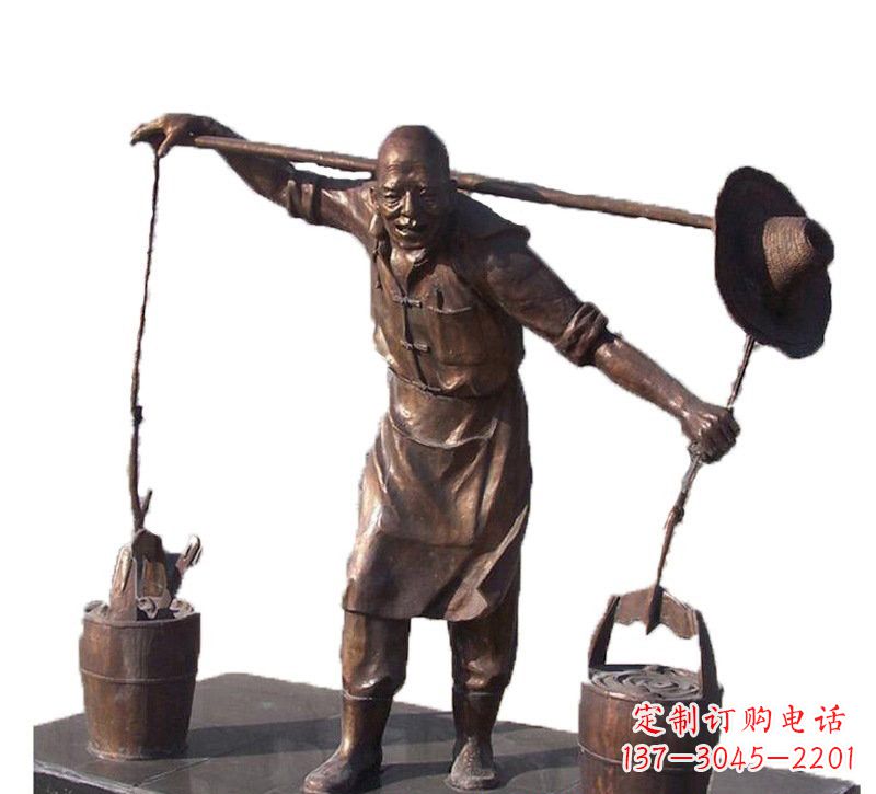 泉州挑扁担的老人铜雕