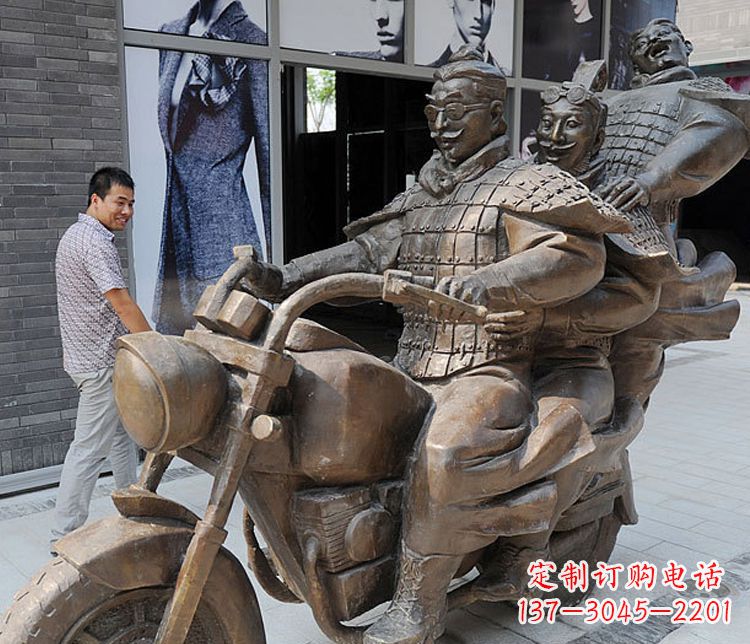 泉州铜雕街头骑摩托人物雕塑