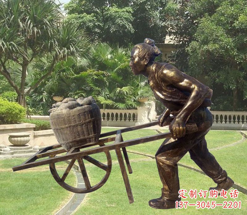 泉州推独轮车的古人铜雕