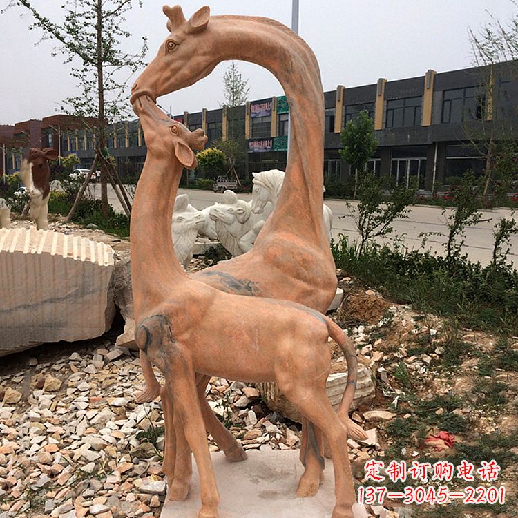 泉州晚霞红石雕长颈鹿-校园公园母子亲情景观雕塑
