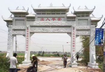 泉州质朴粗犷的三间四柱农村石牌坊雕塑